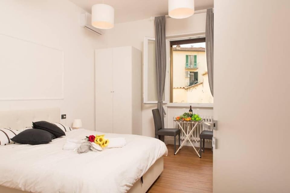 Photo of the whole room, Bedroom, towels