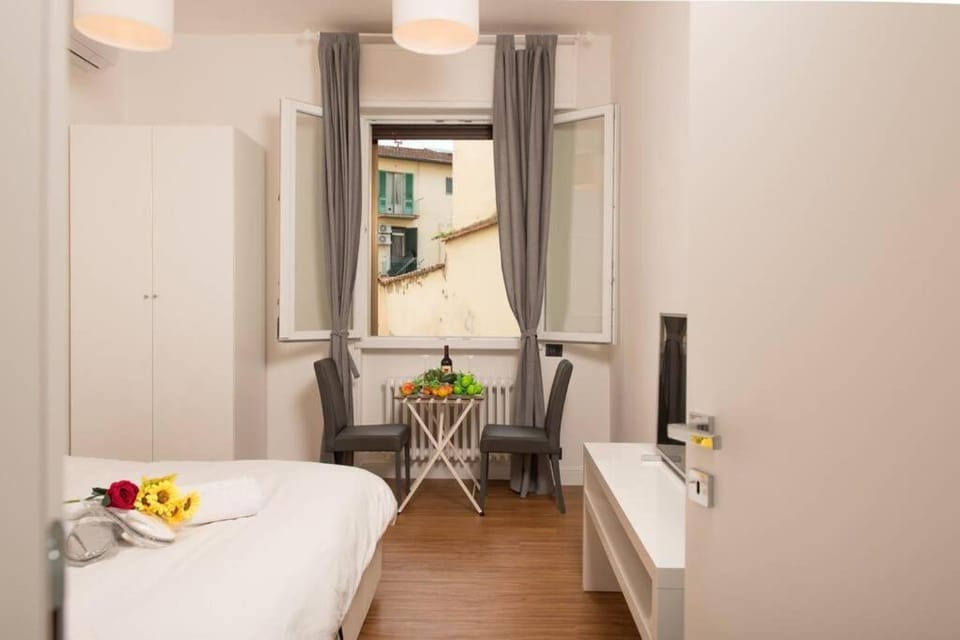 Bed, Photo of the whole room, Seating area, Dining area, Bedroom