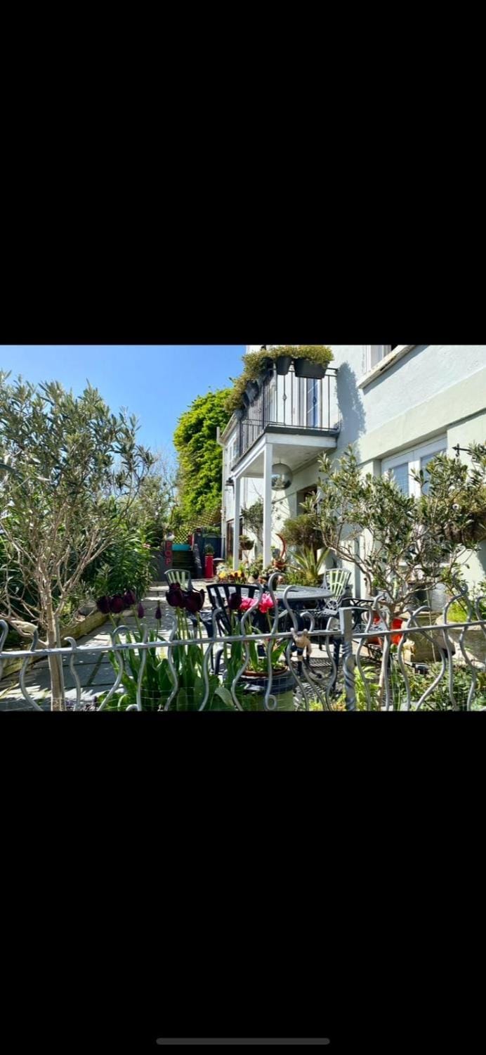 Pop Art Pad heart of Old Town with parking! Apartment in Hastings