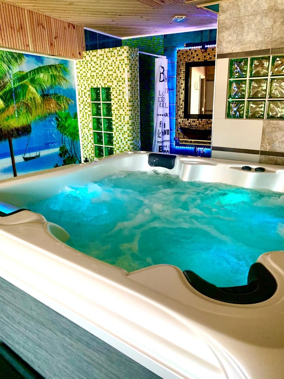 Hot Tub, Sauna