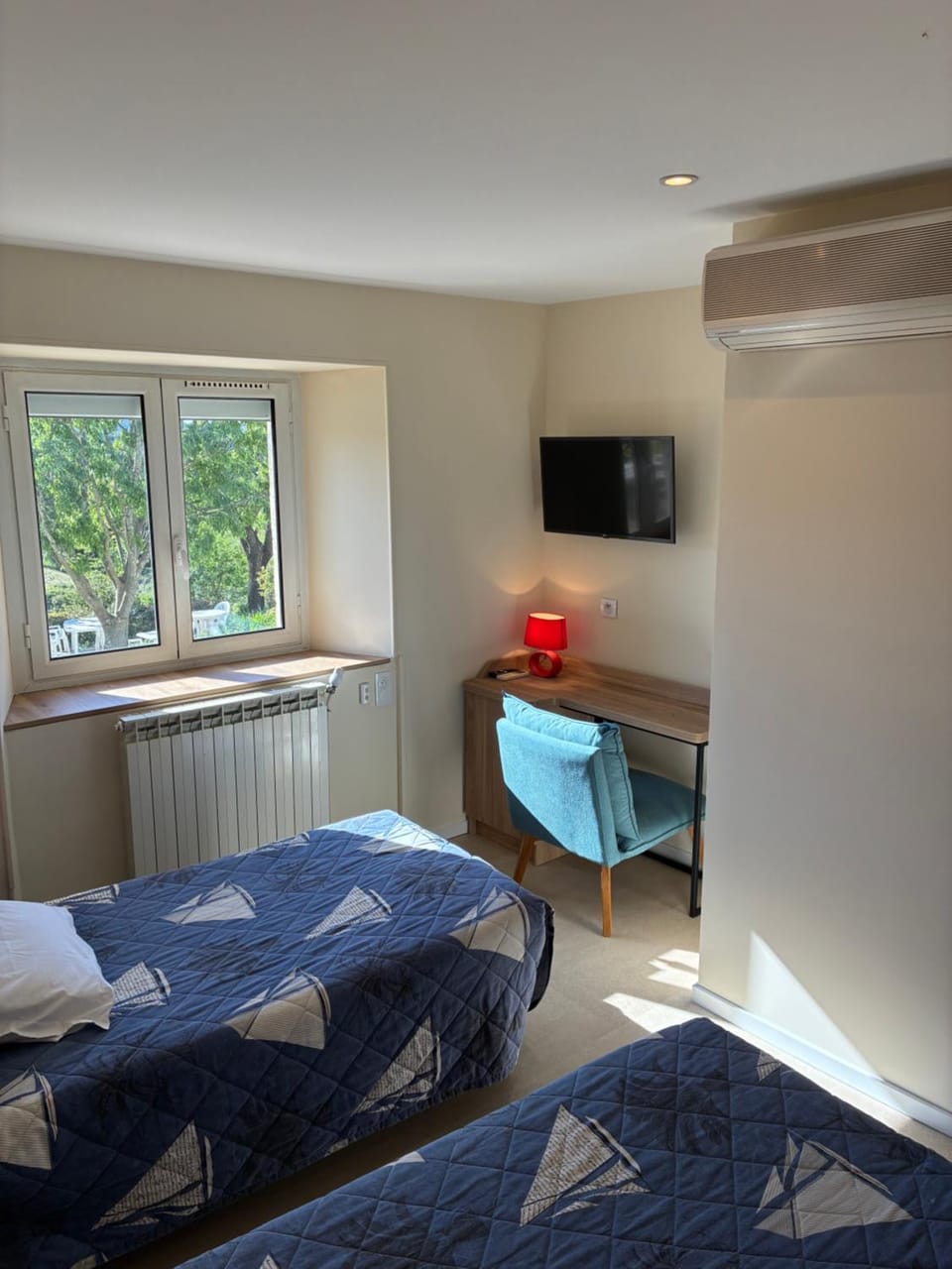 TV and multimedia, Photo of the whole room, Bedroom