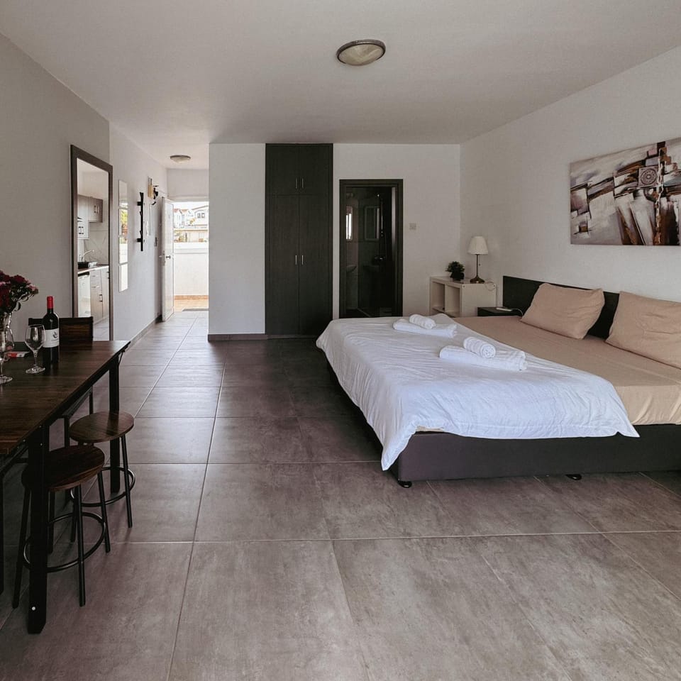Bed, Dining area, Bedroom
