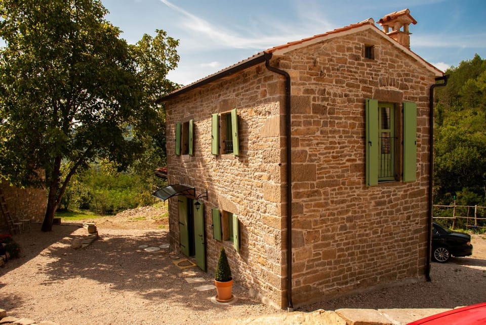 Property building, Facade/entrance, Day