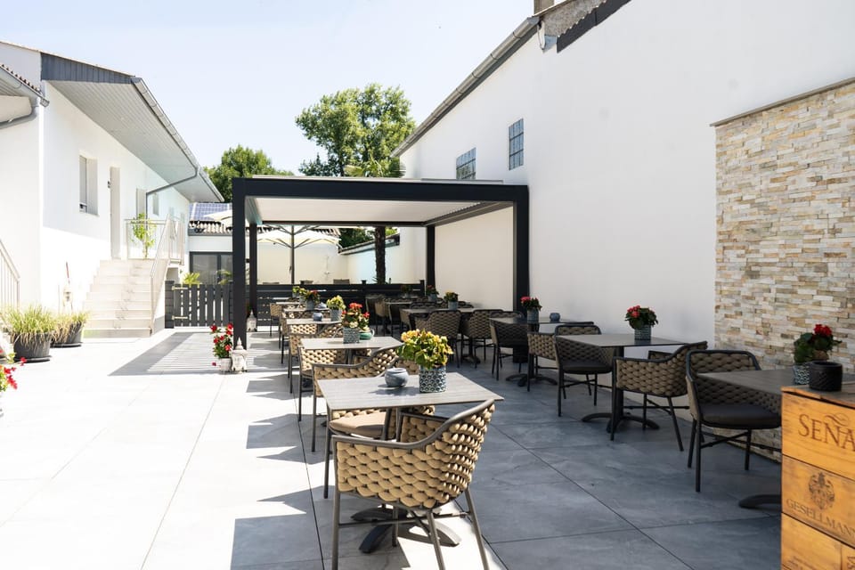 Restaurant/places to eat, Balcony/Terrace, Seating area