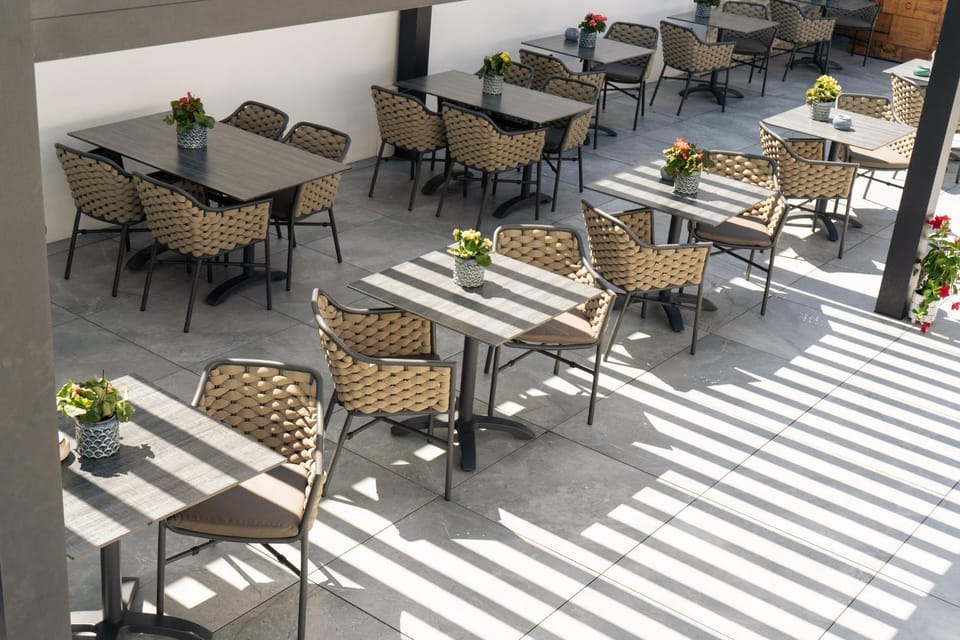 Restaurant/places to eat, Seating area
