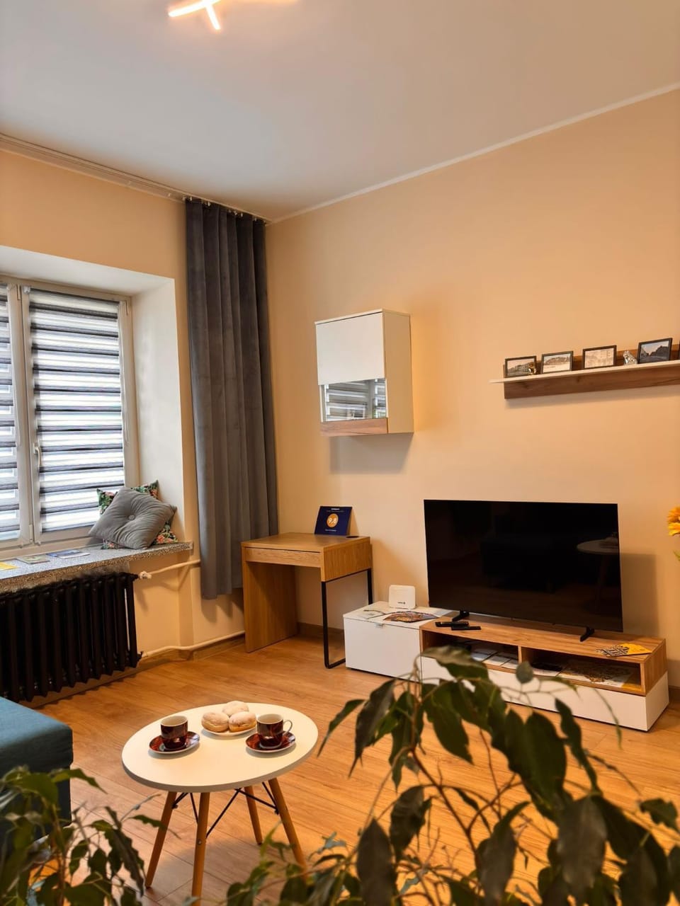 Communal lounge/ TV room, TV and multimedia, Living room, Seating area, Evening entertainment