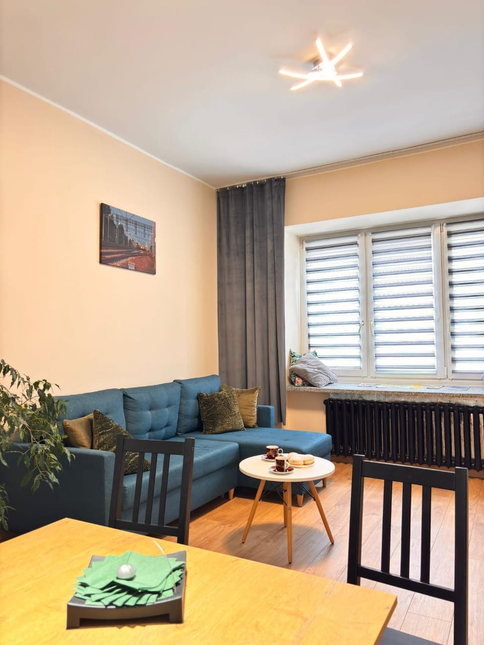 Property building, Living room, Seating area, Lunch, Lunch, internet, internet, internet