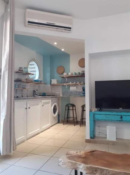 Kitchen or kitchenette, Living room
