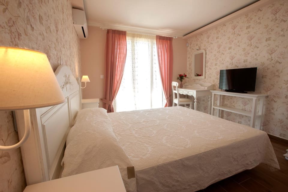 Bed, TV and multimedia, Photo of the whole room, Bedroom