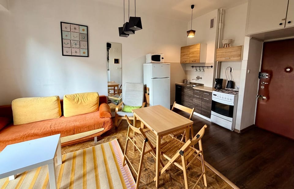 Kitchen or kitchenette, Living room, Dining area, oven