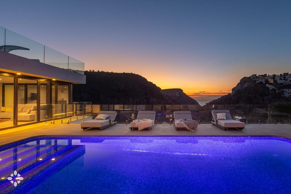 Patio, Nearby landmark, Day, Natural landscape, Mountain view, Pool view, Swimming pool, Sunrise, Sunset, sunbed