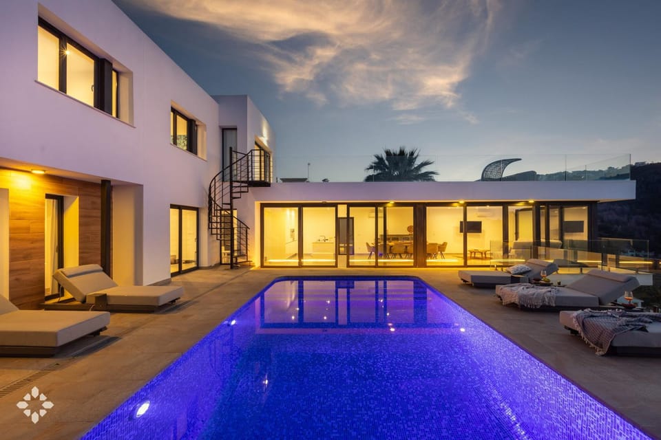 Property building, Patio, Day, Pool view, Swimming pool, sunbed