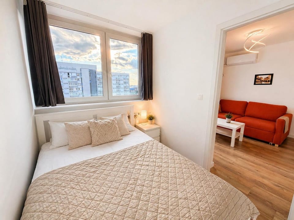 Bed, Photo of the whole room, Seating area, Bedroom