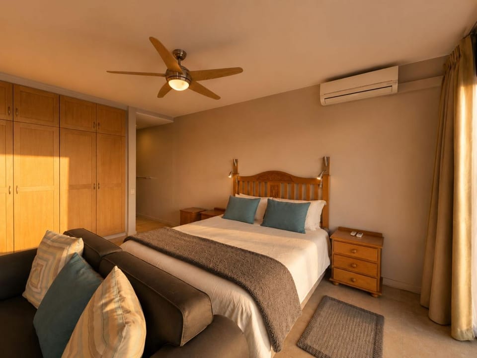 Bed, Bedroom, wardrobe, air conditioner