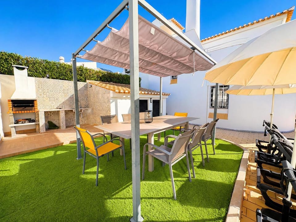Patio, Day, BBQ facilities, Dining area