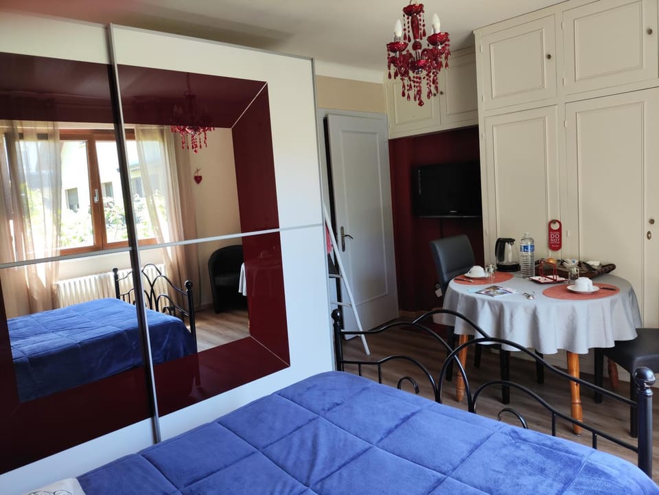 Colmar "Room" chambre privée chez l'habitant,parking voiture devant la maison,garage moto et vélo,petit déjeuner Vacation rental in Colmar