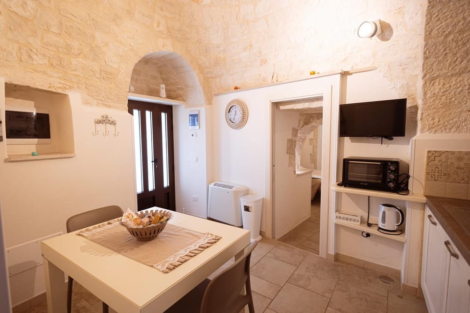 Kitchen or kitchenette, Dining area, oven, toaster