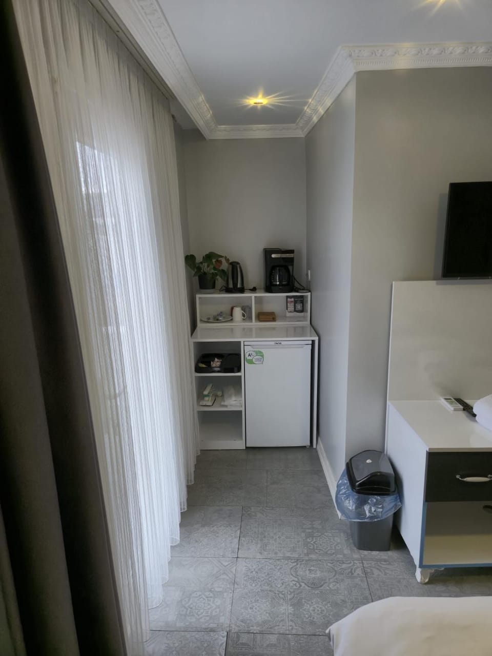 minibar, oven