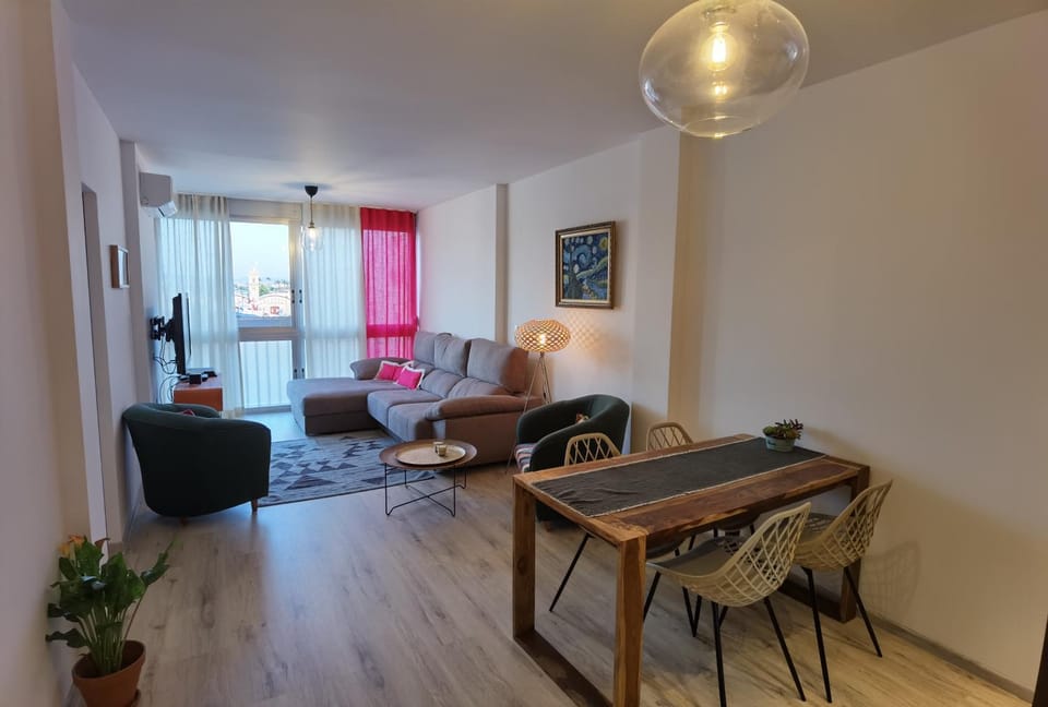 TV and multimedia, Living room, Seating area, Dining area, air conditioner