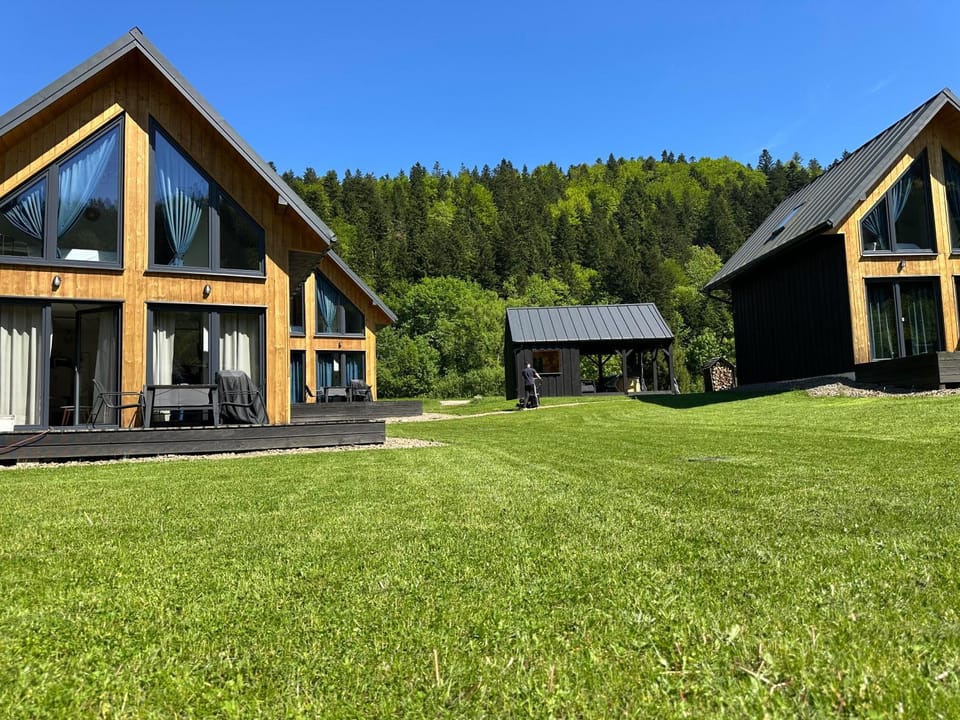 Property building, Day, Natural landscape, Garden, Garden view