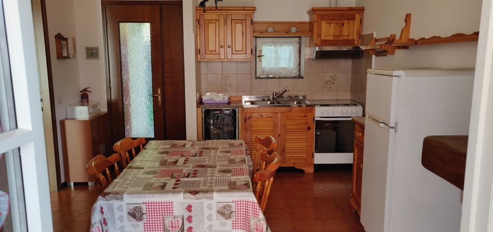 Kitchen or kitchenette, Dining area