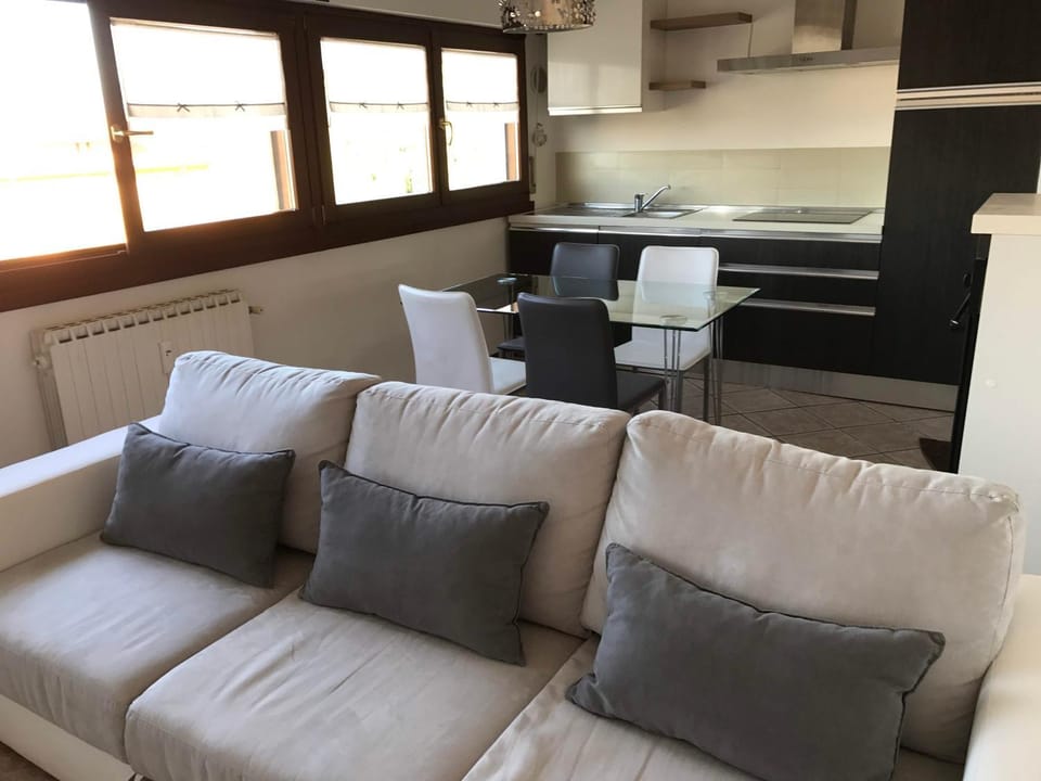 AL NUMERO 13 - zona clinica Pederzoli Apartment in Peschiera del Garda