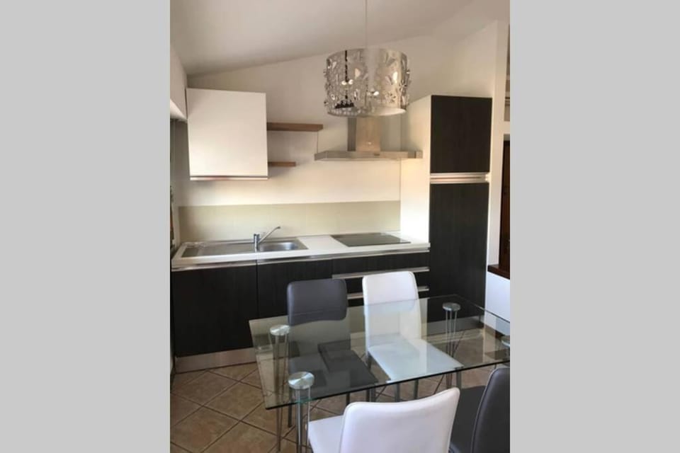 AL NUMERO 13 - zona clinica Pederzoli Apartment in Peschiera del Garda