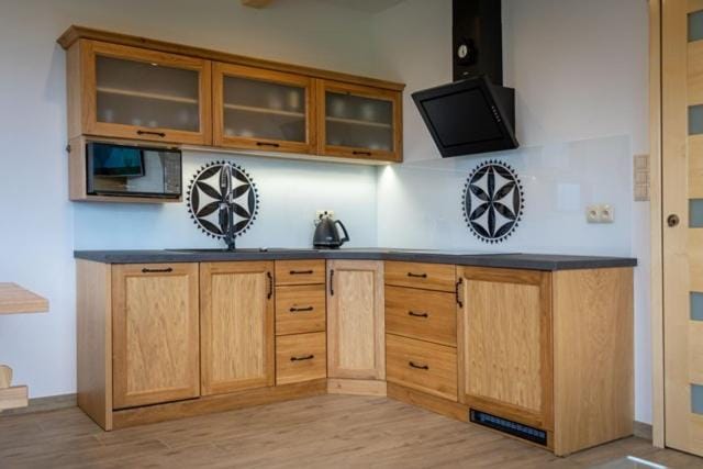 TV and multimedia, Kitchen or kitchenette, fireplace, stove