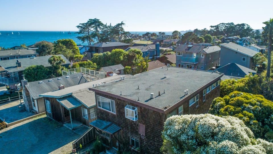 Property building, Day, Neighbourhood, Natural landscape, Bird's eye view, Sea view, Street view