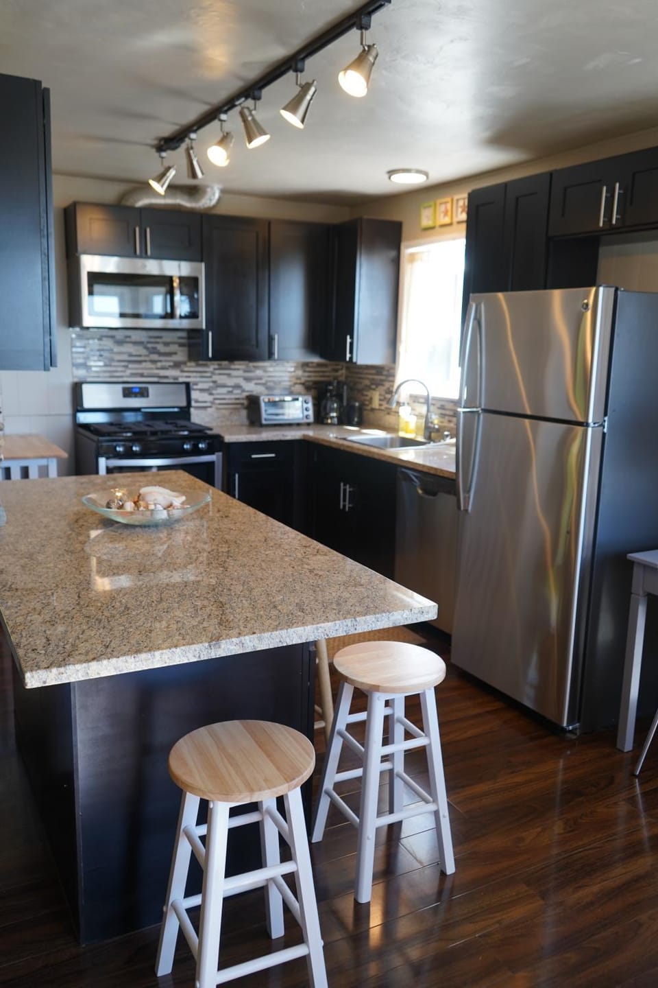 Kitchen or kitchenette, Dining area, dishwasher, oven, pet friendly, stove