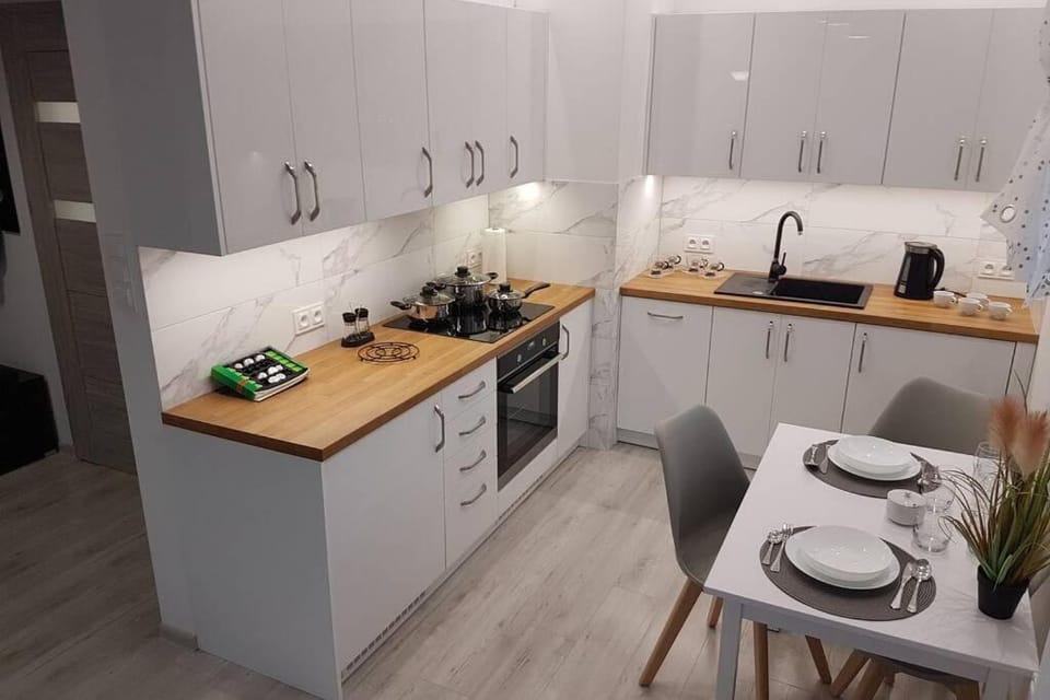 Coffee/tea facilities, Kitchen or kitchenette, Dining area, dishwasher, oven, stove, kitchen