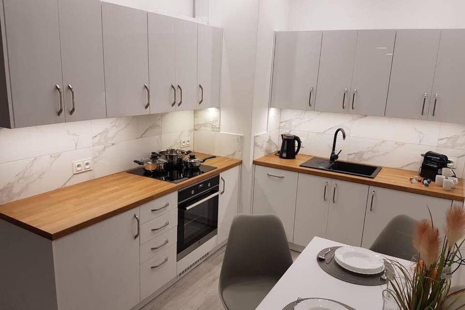 Coffee/tea facilities, Kitchen or kitchenette, Dining area, dishwasher, stove