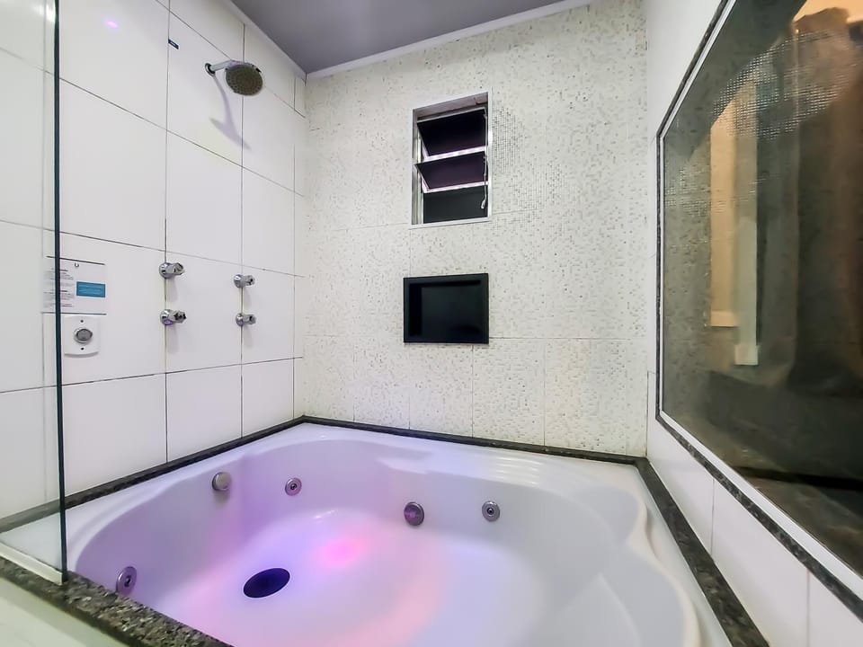 Shower, Hot Tub, Bathroom, Bath