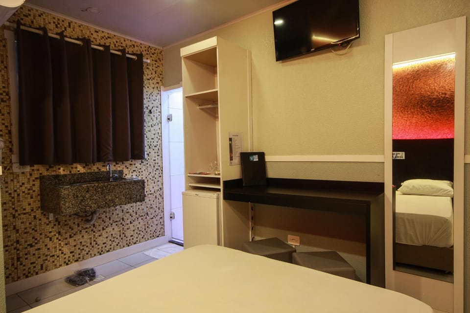Bed, TV and multimedia, Photo of the whole room, Dining area, Bedroom, oven