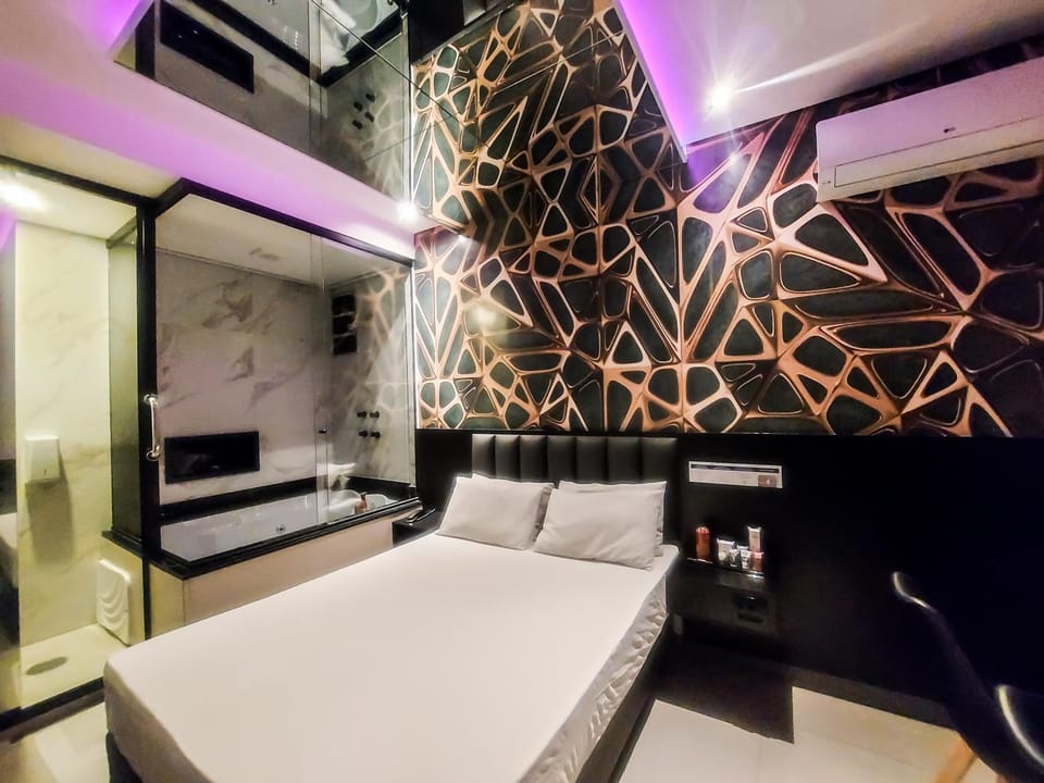 Bed, Hot Tub, TV and multimedia, Photo of the whole room, Seating area, Bedroom, air conditioner