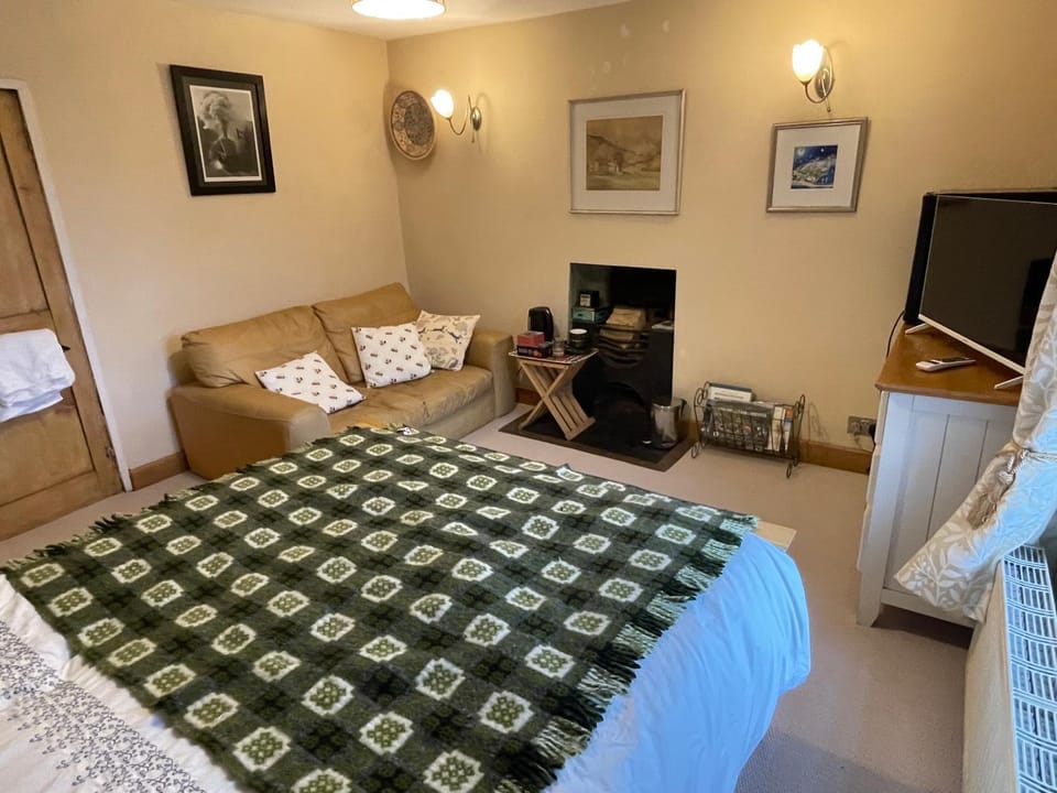 TV and multimedia, Living room, Photo of the whole room, Bedroom