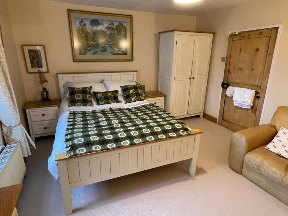 Bed, Living room, Photo of the whole room, Seating area, Bedroom, towels, wardrobe
