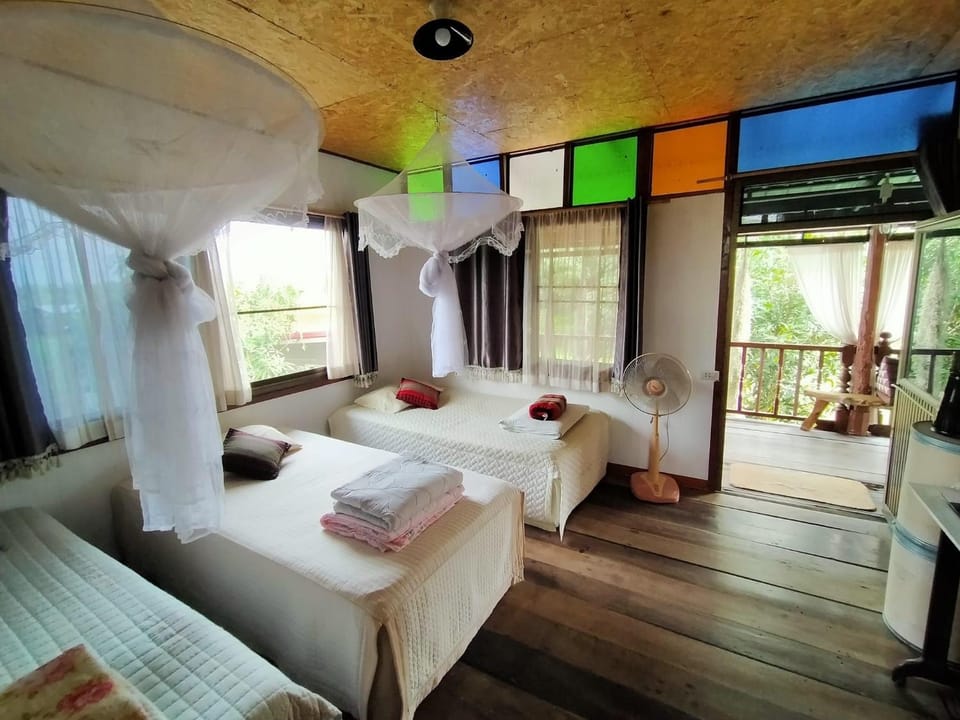 Bed, Living room, Photo of the whole room, Seating area, Bedroom