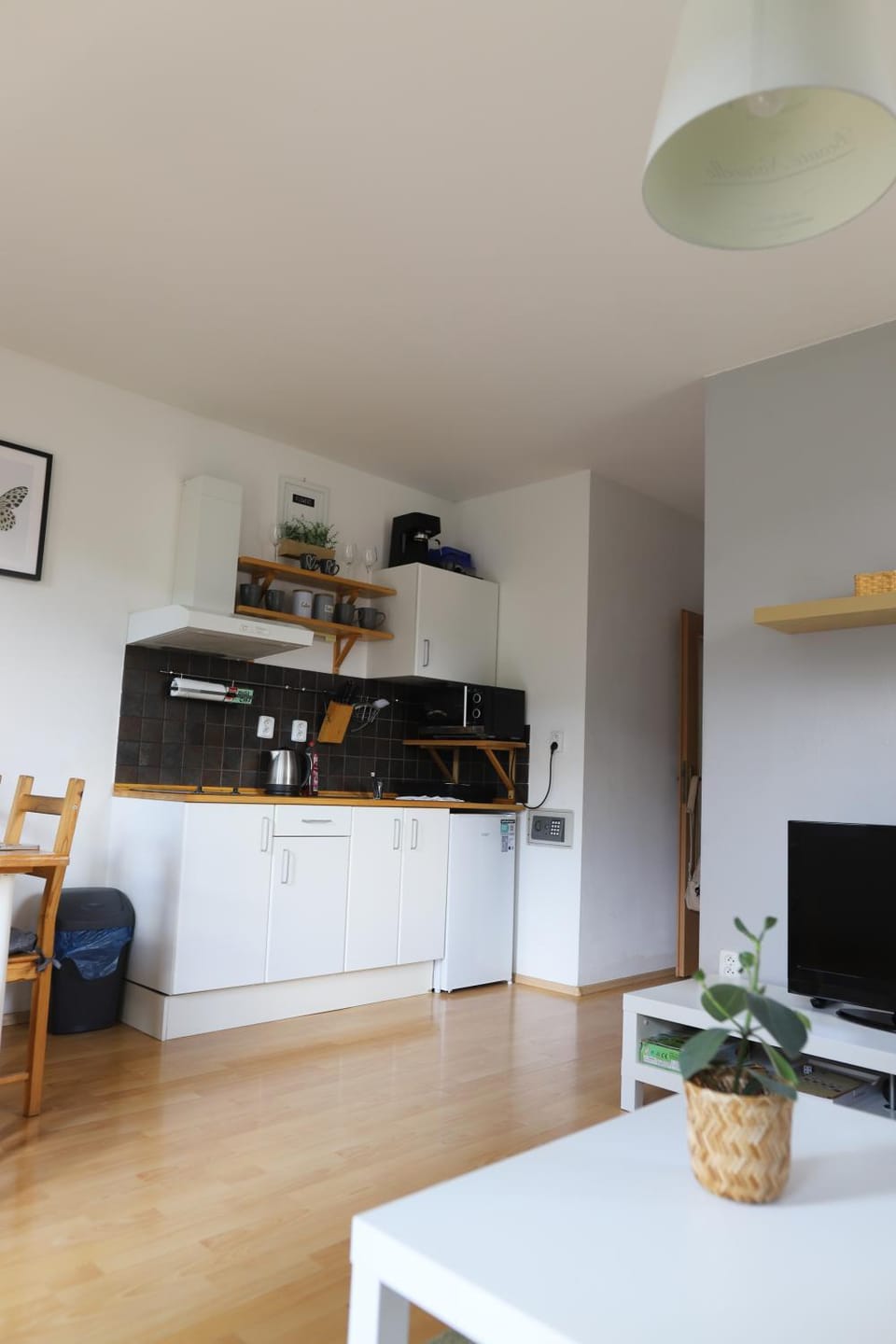 Kitchen or kitchenette, Dining area, stove