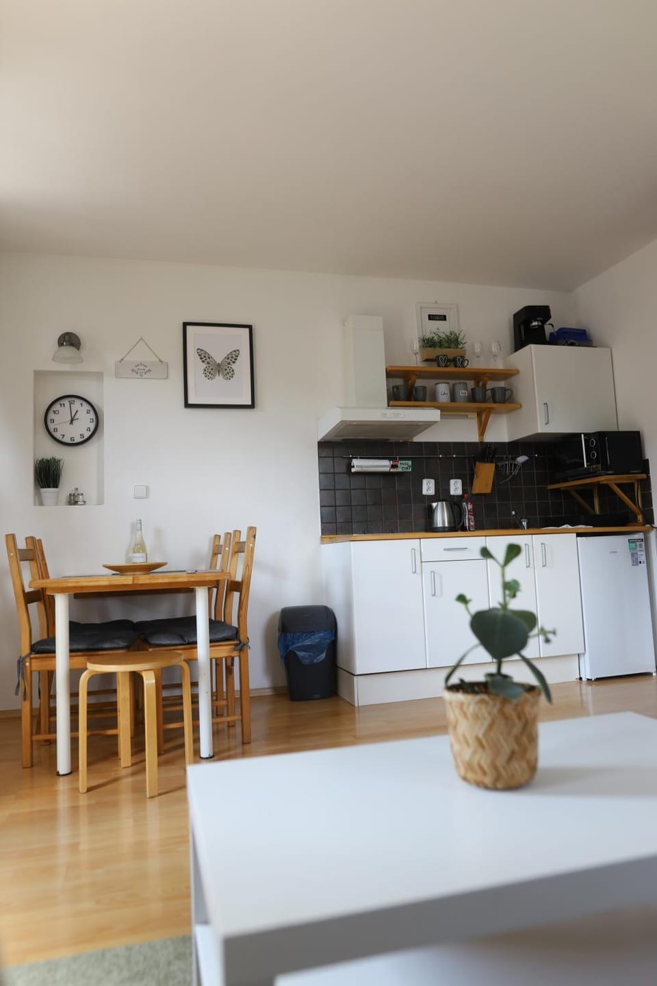 Kitchen or kitchenette, Dining area, stove