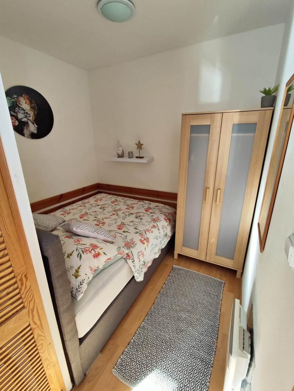 Photo of the whole room, Bedroom