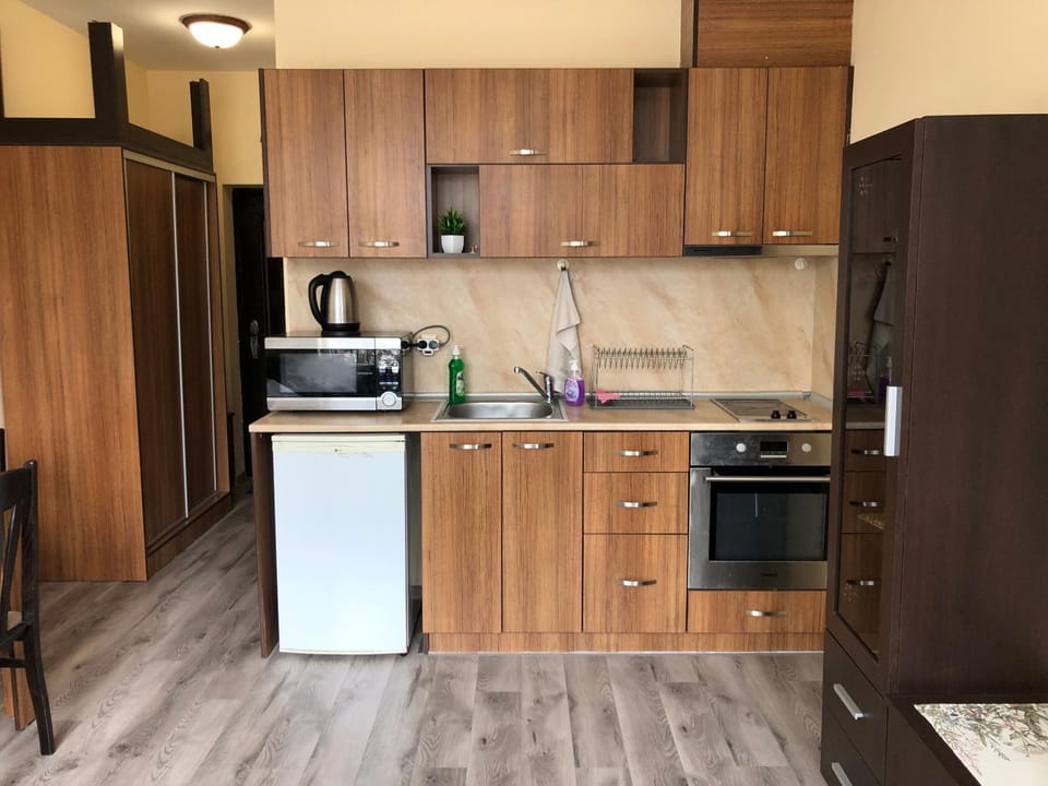 Coffee/tea facilities, Kitchen or kitchenette, oven, stove