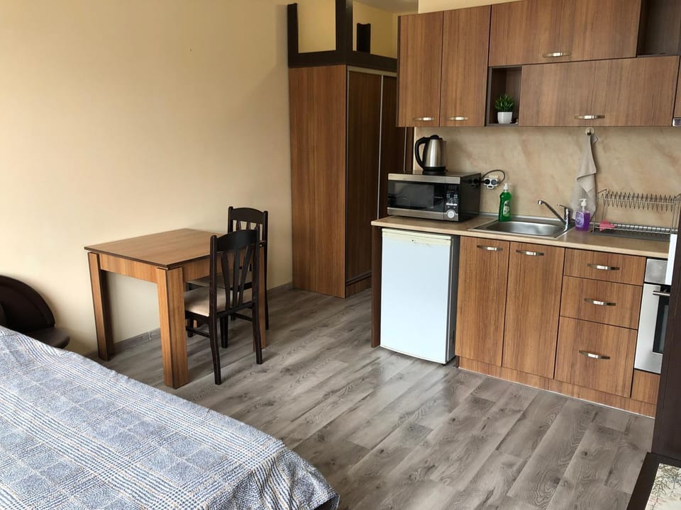 Bed, Coffee/tea facilities, Kitchen or kitchenette, Photo of the whole room, Dining area, Bedroom
