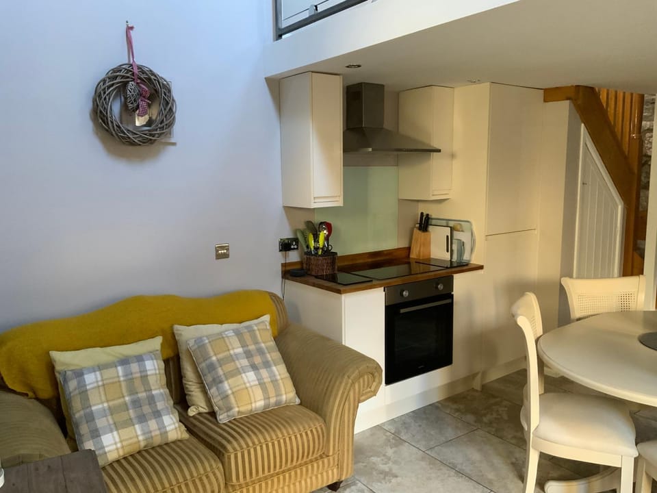 Kitchen or kitchenette, Living room, Seating area, Dining area