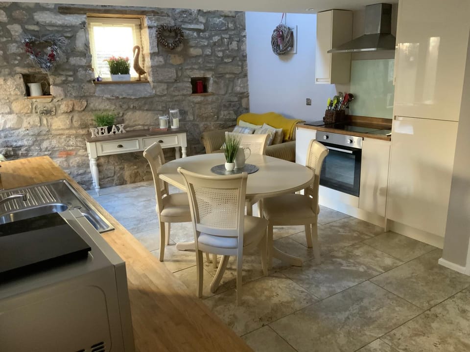 Property building, Kitchen or kitchenette, Living room, Seating area, Dining area