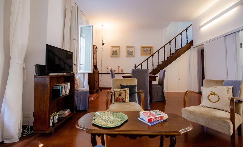 TV and multimedia, Living room, Seating area, Dining area