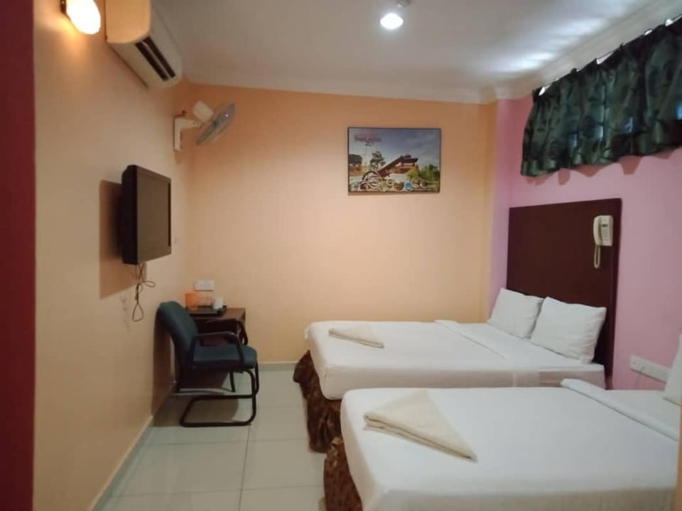 Bed, TV and multimedia, Photo of the whole room, Bedroom