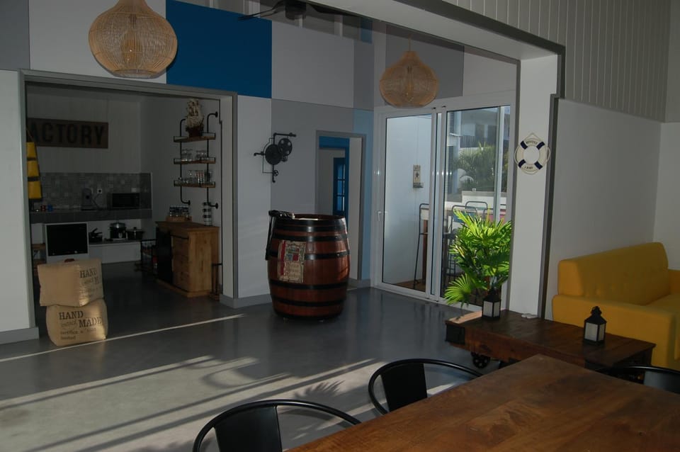 Lounge or bar, Dining area, Communal kitchen
