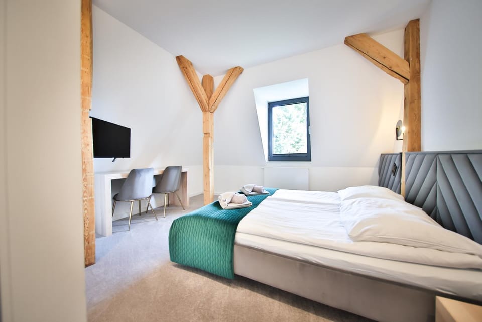 Bed, TV and multimedia, Photo of the whole room, Bedroom, towels