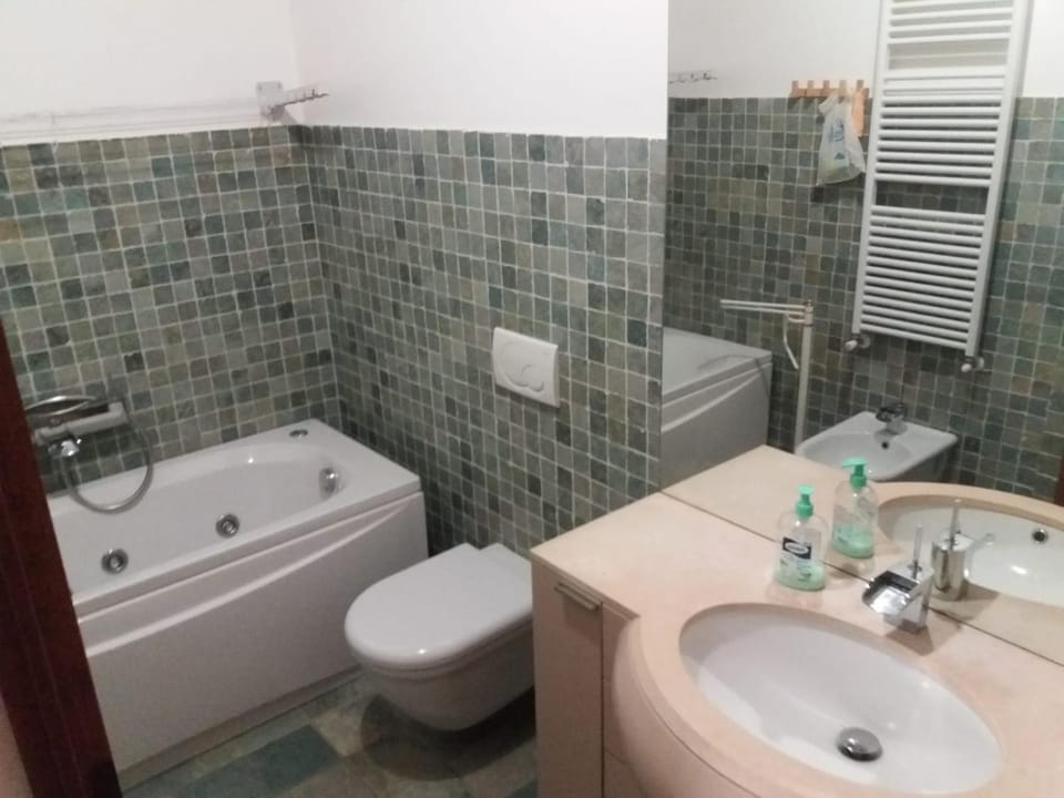 Shower, Toilet, Bathroom, Bath, bidet, towels